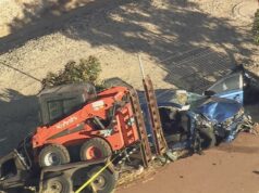 Bobcat cai do trailer, esmagando carro e prendendo mulher Bobcat cai do trailer, esmagando carro e prendendo mulher