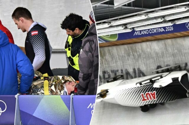 Jakob Mandlbauer, da Áustria, em uma maca após uma queda de bobsleigh durante os Jogos Olímpicos de Inverno de Milão Cortina 2026.