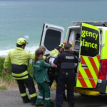 A mulher foi ajudada por amigos e paramédicos após a terrível provação.