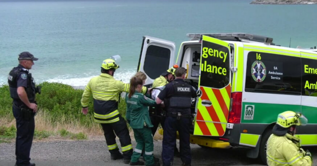 A mulher foi ajudada por amigos e paramédicos após a terrível provação.