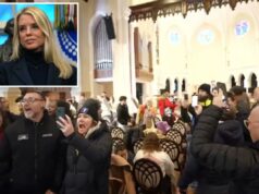 Bondi anuncia mais duas prisões na invasão de igreja em Minnesota Procuradora-geral Pam Bondi ouvindo o presidente Trump.