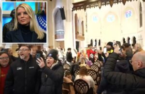 Bondi anuncia mais duas prisões na invasão de igreja em Minnesota Procuradora-geral Pam Bondi ouvindo o presidente Trump.