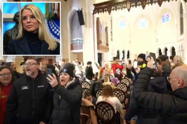 Bondi anuncia mais duas prisões na invasão de igreja em Procuradora-geral Pam Bondi ouvindo o presidente Trump.