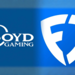 Boyd Gaming relata maior receita em 2025, impulsionada pelo lucro da venda da FanDuel. Gráfico azul mostrando o logotipo da Boyd Gaming à esquerda e um logotipo do escudo FanDuel branco estilizado à direita contra um fundo gradiente azul.