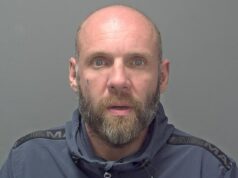 Braço longo da pata! Momento em que cão policial traz ladrão de bolsas que empurrou mulher para a justiça Scott Hyam, 39, foi preso no mês passado por 15 semanas depois de negar a acusação de roubo, mas admitir agressão por espancamento.