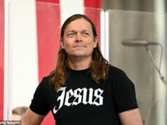 Brad Arnold morre aos 47 anos: vocalista do 3 Doors Down morre após batalha contra o câncer Brad Arnold, o icônico vocalista do 3 Doors Down, morreu aos 47 anos; (foto 2023)