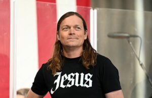 Brad Arnold morre aos 47 anos: vocalista do 3 Doors Down morre após batalha contra o câncer Brad Arnold, o icônico vocalista do 3 Doors Down, morreu aos 47 anos; (foto 2023)