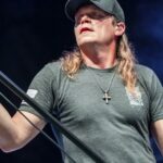 Brad Arnold, vocalista do 3 Doors Down, morre aos 47 anos
