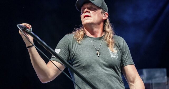 Brad Arnold, vocalista do 3 Doors Down, morre aos 47 anos
