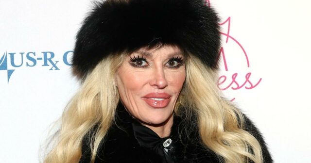 Brandi Glanville diz que parasita facial e desfiguração foram causados ​​por implantes mamários danificados
