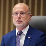 Brendan Carr, da FCC, envia aviso a Stephen Colbert: ‘Aplicar a lei’