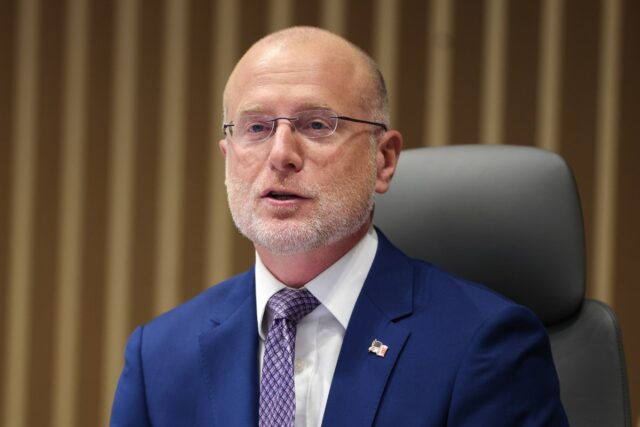 Brendan Carr, da FCC, envia aviso a Stephen Colbert: ‘Aplicar a lei’
