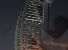 Britânicos aterrorizados pegos em fogo cruzado enquanto mulás lançam uma blitz suicida de drones em resorts de Dubai Fogo e fumaça foram vistos no luxuoso hotel Burj Al Arab, no arquipélago Palm, em Dubai