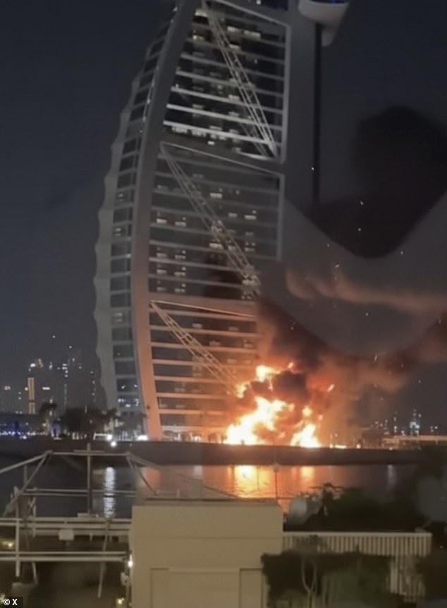 Britânicos aterrorizados pegos em fogo cruzado enquanto mulás lançam uma Fogo e fumaça foram vistos no luxuoso hotel Burj Al Arab, no arquipélago Palm, em Dubai