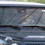 Britney Spears dirigindo com o anel na mão backgrid 1