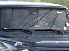 Britney Spears vista pela primeira vez desde a venda do catálogo de músicas Britney Spears dirigindo com o anel na mão backgrid 1