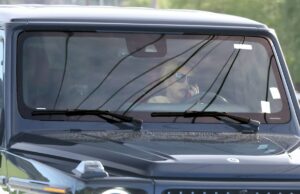 Britney Spears vista pela primeira vez desde a venda do catálogo de músicas Britney Spears dirigindo com o anel na mão backgrid 1