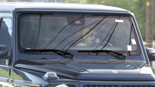 Britney Spears dirigindo com o anel na mão backgrid 1