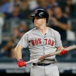 Brock Holt, do Boston Red Sox, reage após ser eliminado.