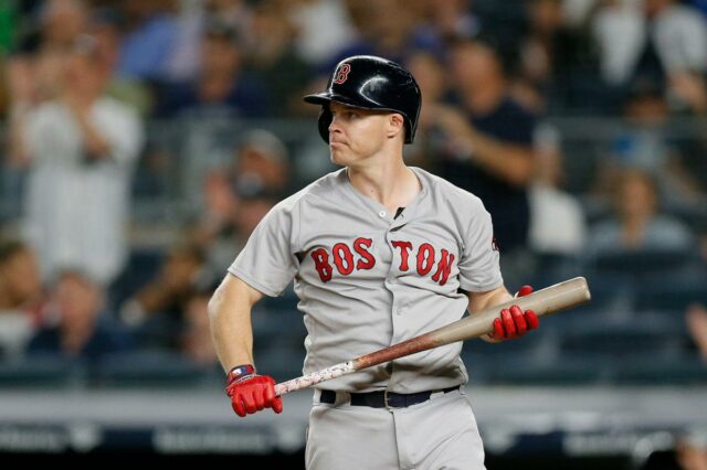 Brock Holt, do Boston Red Sox, reage após ser eliminado.