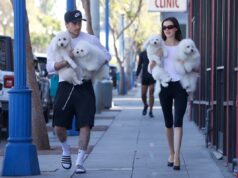 Brooklyn Beckham e Nicola Peltz combinam suas roupas – e seus cachorros – em um passeio por Los Angeles Brooklyn Beckham e Nicola Peltz combinam suas roupas – e seus cachorros – em um passeio por Los Angeles