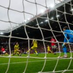 Bryan Mbeumo, do Manchester United, marca seu primeiro gol durante a partida da Premier League entre Manchester United e Tottenham Hotspur em Old Trafford em 7 de fevereiro de 2026