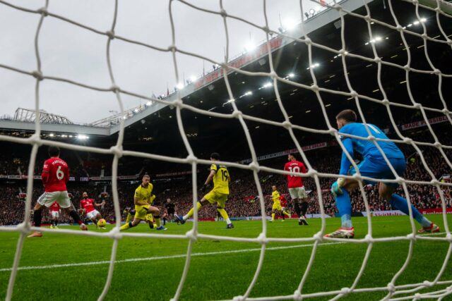 Bryan Mbeumo, do Manchester United, marca seu primeiro gol durante a partida da Premier League entre Manchester United e Tottenham Hotspur em Old Trafford em 7 de fevereiro de 2026