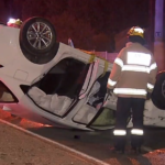 O carro capotou após bater na rotatória.