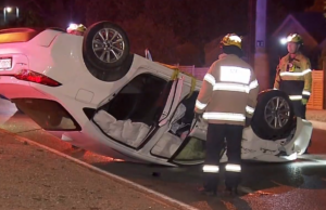 CCTV mostra ladrão de carros de Adelaide se afastando do acidente após capotar o carro na rotatória O carro capotou após bater na rotatória.