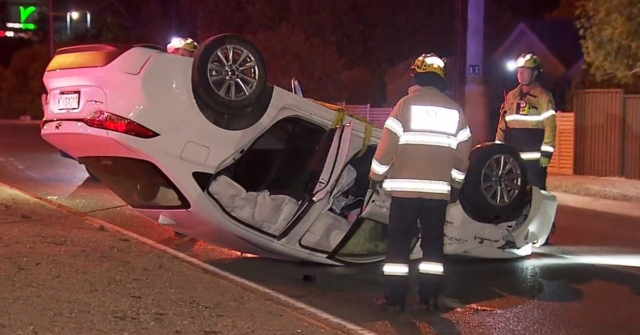 O carro capotou após bater na rotatória.