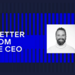 O CEO da Genius Sports defende a estratégia de aquisição da Legend por US$ 1,2 bilhão em meio a reações adversas. Gráfico promocional azul que diz “UMA CARTA DO CEO” ao lado de uma foto em preto e branco de Mark Locke, CEO da Genius Sports, em um fundo azul listrado.