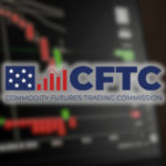 A CFTC torna as coisas mais claras para os mercados de previsão, ao retirar a proibição de contratos de eventos. Logotipo CFTC sobreposto em gráficos de negociação desfocados com castiçais vermelhos e verdes, simbolizando mudanças regulatórias que afetam os mercados de previsão e derivativos.
