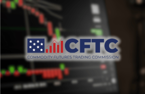 CFTC torna as coisas mais claras para os mercados de previsão, ao retirar a proibição de contratos de eventos A CFTC torna as coisas mais claras para os mercados de previsão, ao retirar a proibição de contratos de eventos. Logotipo CFTC sobreposto em gráficos de negociação desfocados com castiçais vermelhos e verdes, simbolizando mudanças regulatórias que afetam os mercados de previsão e derivativos.