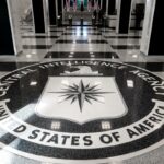 O selo da Agência Central de Inteligência embutido no chão da sede da CIA.