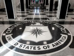 CIA faz pressão nas redes sociais para recrutar iranianos enquanto Trump ameaça ação militar O selo da Agência Central de Inteligência embutido no chão da sede da CIA.