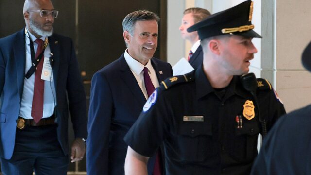 CIA pede aos iranianos que usem telefones descartáveis ​​e Tor entre em contato com os EUA em vídeo em persa
