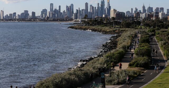 Caça ao segundo homem envolvido no estupro 'horrível' de adolescente Melbourne de Elwood Beach.