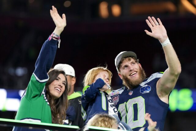 Kenneth Walker III (9) do Seattle Seahawks enfrenta Jaylinn Hawkins (21) do New England Patriots no segundo quarto do Super Bowl 60 no Levi's Stadium em Santa Clara, Califórnia, no domingo, 8 de fevereiro de 2026. (Nhat V. Meyer/Bay Area News Group)