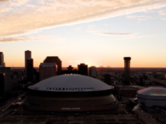 Caesars lança menu de apostas no Super Bowl Estádio Caesars Super Bowl, vista aérea. Sol se pondo ao longe.