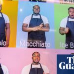 'Café é apenas a desculpa': o café administrado por surdos onde pessoas que ouvem fazem pedidos por meio de placa