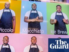 ‘Café é apenas a desculpa’: o café administrado por surdos onde pessoas que ouvem fazem pedidos por meio de placa 'Café é apenas a desculpa': o café administrado por surdos onde pessoas que ouvem fazem pedidos por meio de placa