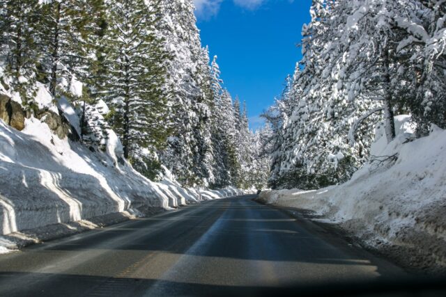 Califórnia pode ver “enormes” quantidades de neve enquanto os residentes se preparam para a tempestade
