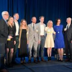 Rob Lindo, à esquerda, que atuou como presidente da Câmara de Comércio de San Jose em 2025, dá as boas-vindas a Ed Davis, o presidente de 2026, no jantar Leaders and Legacy da câmara, realizado no hotel Signia by Hilton no centro de San Jose na quinta-feira, 26 de fevereiro de 2026. (Sal Pizarro/Bay Area News Group)