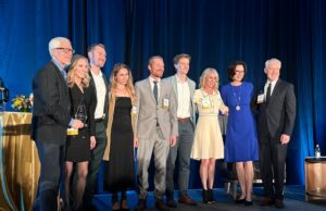 Câmara de Comércio de San Jose honra sua história e visa o futuro Rob Lindo, à esquerda, que atuou como presidente da Câmara de Comércio de San Jose em 2025, dá as boas-vindas a Ed Davis, o presidente de 2026, no jantar Leaders and Legacy da câmara, realizado no hotel Signia by Hilton no centro de San Jose na quinta-feira, 26 de fevereiro de 2026. (Sal Pizarro/Bay Area News Group)