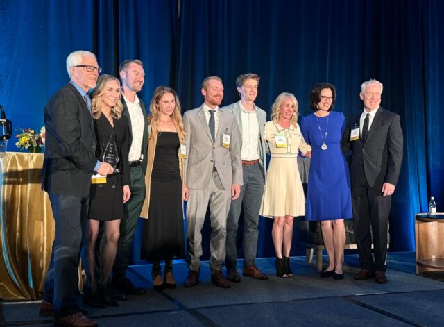 Rob Lindo, à esquerda, que atuou como presidente da Câmara de Comércio de San Jose em 2025, dá as boas-vindas a Ed Davis, o presidente de 2026, no jantar Leaders and Legacy da câmara, realizado no hotel Signia by Hilton no centro de San Jose na quinta-feira, 26 de fevereiro de 2026. (Sal Pizarro/Bay Area News Group)