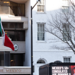 Caminhão com outdoor 'The Invisible Coup' chega à embaixada mexicana para expor consulados que influenciam as eleições nos EUA