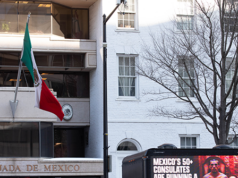 Caminhão com outdoor ‘The Invisible Coup’ chega à embaixada mexicana para expor consulados que influenciam as eleições nos EUA Caminhão com outdoor 'The Invisible Coup' chega à embaixada mexicana para expor consulados que influenciam as eleições nos EUA