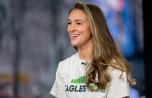 Camisa perfeita para a primavera de Kylie Kelce – Adquira o visual por US $ 30 Camisa jeans