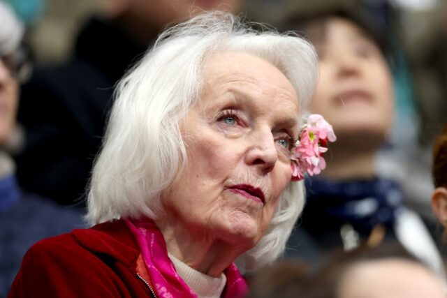 Campeã olímpica dos EUA de 90 anos vê Alysa Liu ganhar ouro 70 anos depois
