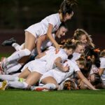 Los Gatos High comemora em campo depois de garantir o título da Divisão I do CCS contra o St. Francis no Stevens Stadium na sexta-feira, 27 de fevereiro de 2026. (Brandon Vallance para o Bay Area News Group)